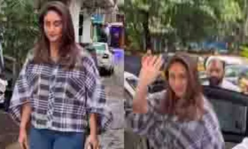 कैज़ुअल लुक में चमकीं Kareena Kapoor, फैंस को किया ग्रीट