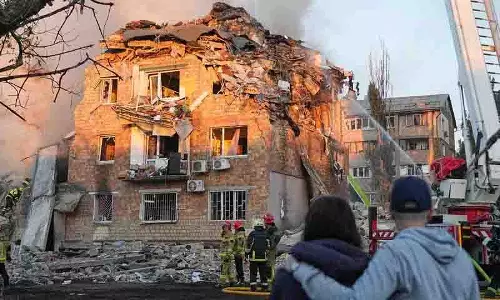 Kyiv: बड़े पैमाने पर रूसी ड्रोन और मिसाइल हमले में 8 की मौत Kyiv: बड़े पैमाने पर रूसी ड्रोन और मिसाइल हमले में 8 की मौत
