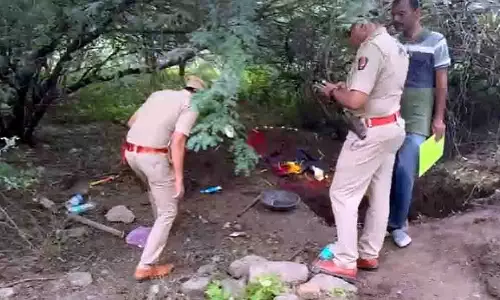 Parbhani: खजाने की तलाश में काला जादू, 8 आरोपी गिरफ्तार Parbhani: खजाने की तलाश में काला जादू, 8 आरोपी गिरफ्तार
