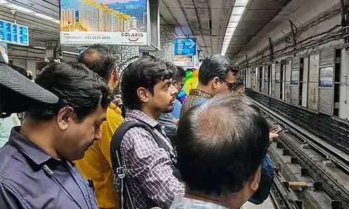दरवाजे बंद नहीं हो रहे, शोभा बाजार में मेट्रो रुकी, रात में भी परेशानी दरवाजे बंद नहीं हो रहे, शोभा बाजार में मेट्रो रुकी, रात में भी परेशानी