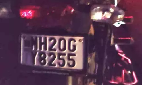 Pune हाईवे पर सड़क हादसा, खड़े ट्रक से टकराई बाइक