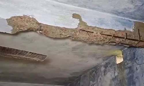 छत के अचानक ढह जाने से छात्रों से भरी एक कक्षा ढह गई छत के अचानक ढह जाने से छात्रों से भरी एक कक्षा ढह गई