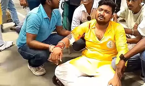 Trinamool छात्र नेता मेयो रोड जाते समय ट्रेन की चपेट में आया Trinamool छात्र नेता मेयो रोड जाते समय ट्रेन की चपेट में आया