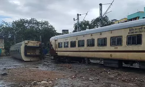 रेलवे लाइन पर पलटी ट्रेन, दहशत फैलने पर असली वजह का पता चला रेलवे लाइन पर पलटी ट्रेन, दहशत फैलने पर असली वजह का पता चला