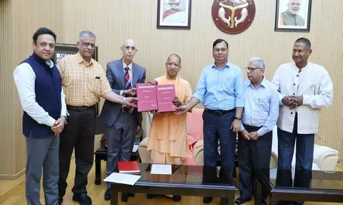 संभल हिंसा पर तीन सदस्यीय पैनल ने यूपी के सीएम योगी आदित्यनाथ को सौंपी 450 पेज की जांच रिपोर्ट संभल हिंसा पर तीन सदस्यीय पैनल ने यूपी के सीएम योगी आदित्यनाथ को सौंपी 450 पेज की जांच रिपोर्ट