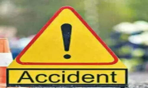 खम्माम में RTC बस का हादसा: खड़ा कंटेनर ट्रक से टकराने से कई यात्री घायल खम्माम में RTC बस का हादसा: खड़ा कंटेनर ट्रक से टकराने से कई यात्री घायल