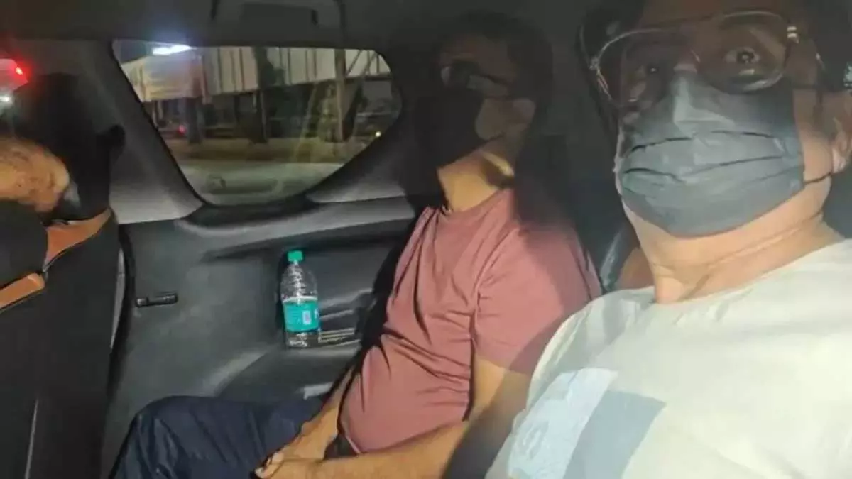 शराब घोटाले के आरोपी अतुल सिंह और मुकेश मनचंदा को लेकर रायपुर पहुंची EOW शराब घोटाले के आरोपी अतुल सिंह और मुकेश मनचंदा को लेकर रायपुर पहुंची EOW