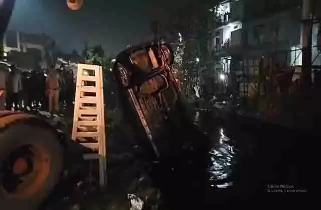 Faridabad: तेज रफ्तार कार ड्रेन में गिरी, 3 की मौत Faridabad: तेज रफ्तार कार ड्रेन में गिरी, 3 की मौत