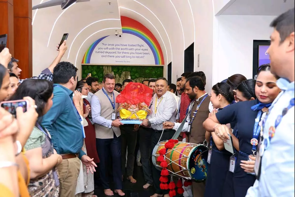 Ganesh Chaturthi 2025: एयरलाइंस भी जश्न में शामिल, इंडिगो के सीईओ पीटर एल्बर्स ने बप्पा को उठाया Ganesh Chaturthi 2025: एयरलाइंस भी जश्न में शामिल, इंडिगो के सीईओ पीटर एल्बर्स ने बप्पा को उठाया