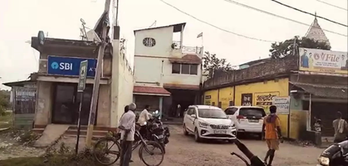 मक्का व्यवसायी के आवास और गोदामों में आयकर विभाग का छापा, दस्तावेजों की जांच जारी मक्का व्यवसायी के आवास और गोदामों में आयकर विभाग का छापा, दस्तावेजों की जांच जारी
