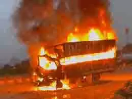 Haryana: NH पर फ्रिज से भरे कंटनेर में लगी आग, बाल-बाल बचा ड्राइवर Haryana: NH पर फ्रिज से भरे कंटनेर में लगी आग, बाल-बाल बचा ड्राइवर