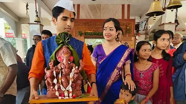 जिला कलेक्टर मोहम्मद रोशन ने पर्यावरण अनुकूल गणेश प्रतिमा स्थापित कर एकता का संदेश दिया जिला कलेक्टर मोहम्मद रोशन ने पर्यावरण अनुकूल गणेश प्रतिमा स्थापित कर एकता का संदेश दिया