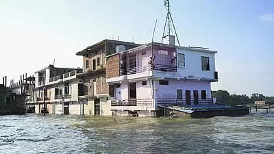 प्रयागराज में गंगा और यमुना खतरे के निशान के करीब, रिहायशी इलाकों में बाढ़ का पानी घुसा प्रयागराज में गंगा और यमुना खतरे के निशान के करीब, रिहायशी इलाकों में बाढ़ का पानी घुसा