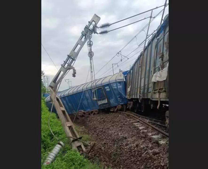 विजयनगरम में मालगाड़ी के पटरी से उतरने के बाद पूर्वी तट रेलवे में रेल सेवाएं प्रभावित विजयनगरम में मालगाड़ी के पटरी से उतरने के बाद पूर्वी तट रेलवे में रेल सेवाएं प्रभावित