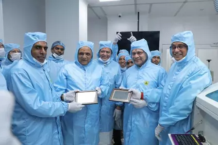 2032 तक दुनिया में 1 मिलियन सेमीकंडक्टर स्किल्ड प्रोफेशनल्स की कमी का अनुमान, भारत के पास एक बड़ा अवसर : अश्विनी वैष्णव 2032 तक दुनिया में 1 मिलियन सेमीकंडक्टर स्किल्ड प्रोफेशनल्स की कमी का अनुमान, भारत के पास एक बड़ा अवसर : अश्विनी वैष्णव