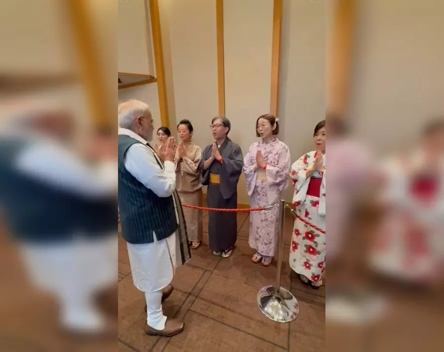 जापान के दौरे पर पीएम मोदी: किमोनो पहने स्थानीय कलाकारों ने गायत्री मंत्र से किया स्वागत जापान के दौरे पर पीएम मोदी: किमोनो पहने स्थानीय कलाकारों ने गायत्री मंत्र से किया स्वागत