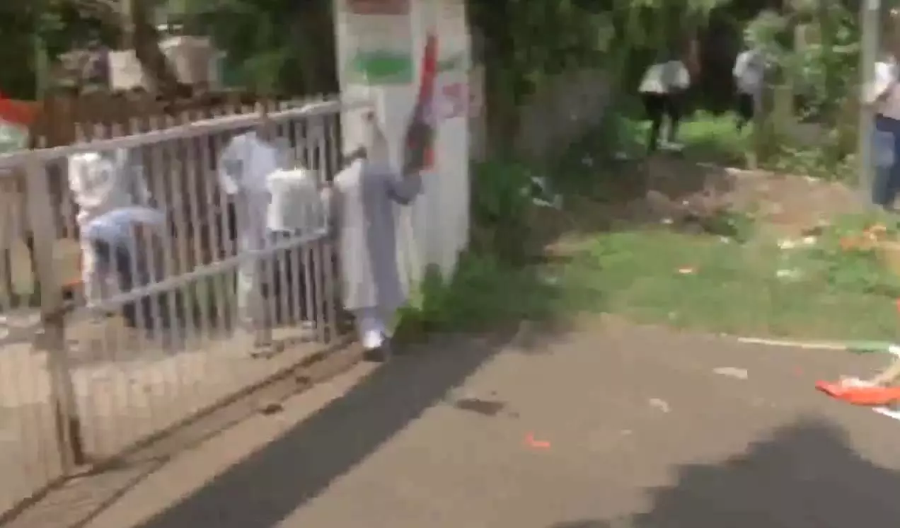 PM मोदी को अपशब्द पर बवाल, भाजपा कार्यकर्ताओं ने कांग्रेस कार्यालय पर धावा बोला, मचा हड़कंप PM मोदी को अपशब्द पर बवाल, भाजपा कार्यकर्ताओं ने कांग्रेस कार्यालय पर धावा बोला, मचा हड़कंप