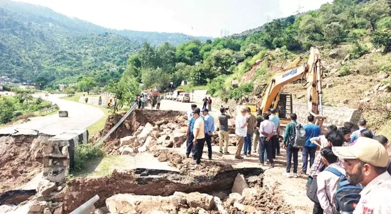 श्रीनगर-जम्मू राष्ट्रीय राजमार्ग लगातार तीसरे दिन बंद श्रीनगर-जम्मू राष्ट्रीय राजमार्ग लगातार तीसरे दिन बंद