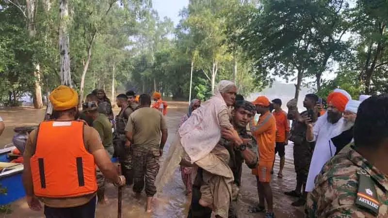 Punjab के अजनाला शहर के कई गांवों में बाढ़ का पानी घुसा, बचाव कार्य जारी Punjab के अजनाला शहर के कई गांवों में बाढ़ का पानी घुसा, बचाव कार्य जारी