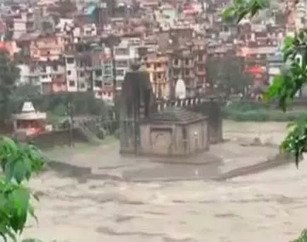 Himachal Pradesh: भारी बारिश के कारण 633 सड़कें, 1333 बिजली लाइनें और 524 जल योजनाएं बाधित Himachal Pradesh: भारी बारिश के कारण 633 सड़कें, 1333 बिजली लाइनें और 524 जल योजनाएं बाधित