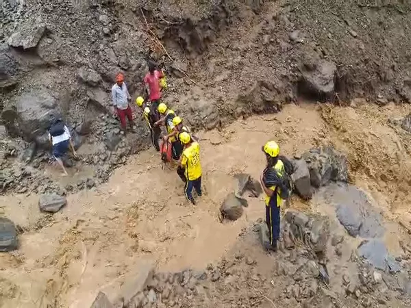 उत्तराखंड: रुद्रप्रयाग में मलबे के कारण फंसे परिवारों को SDRF ने बचाया उत्तराखंड: रुद्रप्रयाग में मलबे के कारण फंसे परिवारों को SDRF ने बचाया