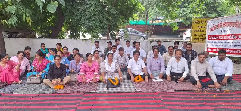 Haryana : जियो-फेंसिंग आधारित उपस्थिति विवाद डॉक्टरों सहित स्वास्थ्य कर्मचारियों ने भूख हड़ताल की Haryana : जियो-फेंसिंग आधारित उपस्थिति विवाद डॉक्टरों सहित स्वास्थ्य कर्मचारियों ने भूख हड़ताल की