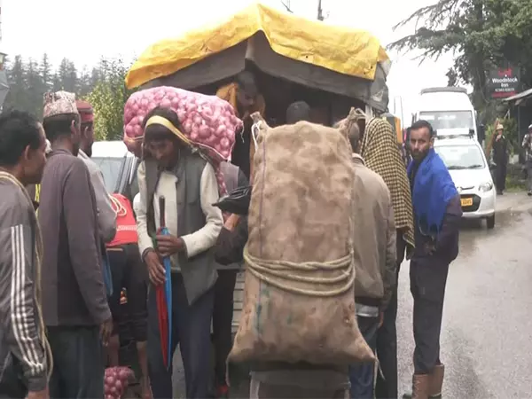 भारी बारिश के कारण Manali में राष्ट्रीय राजमार्ग क्षतिग्रस्त होने से सब्जी आपूर्तिकर्ता प्रभावित भारी बारिश के कारण Manali में राष्ट्रीय राजमार्ग क्षतिग्रस्त होने से सब्जी आपूर्तिकर्ता प्रभावित