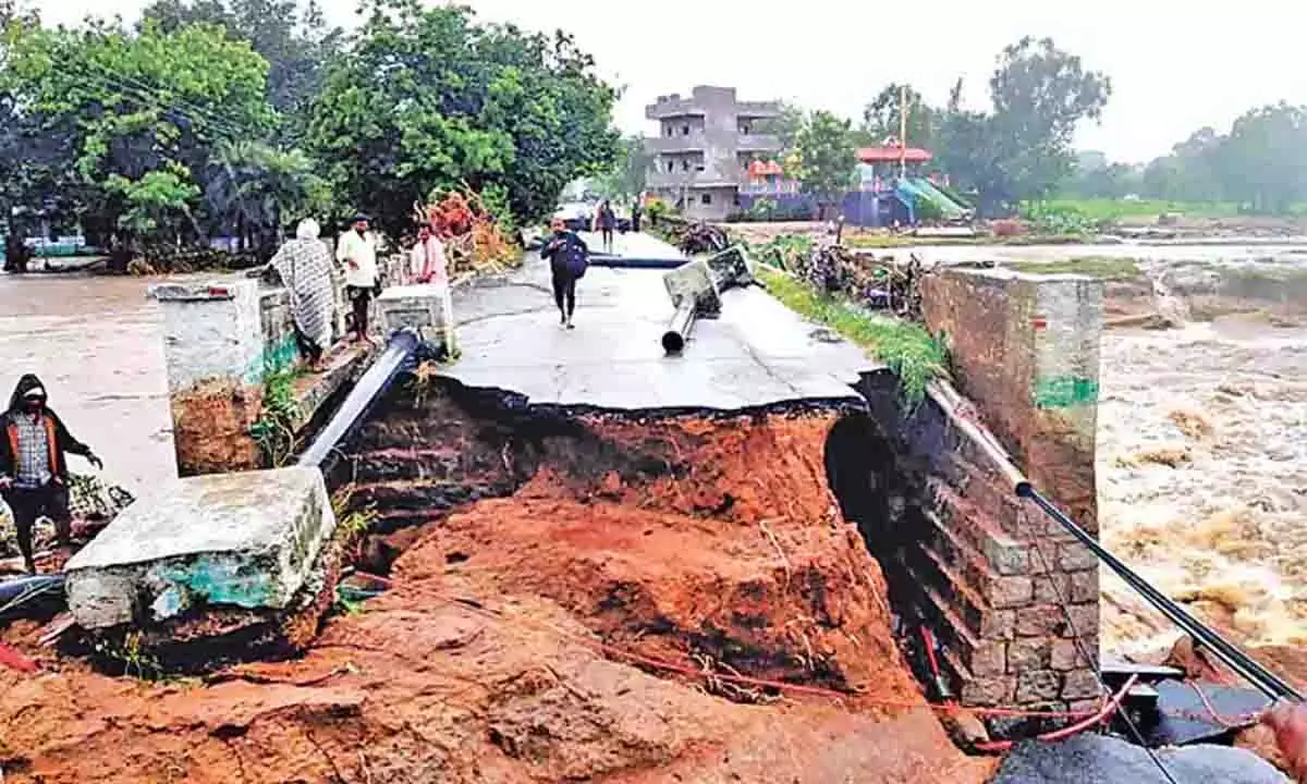 बारिश के बीच कामारेड्डी में NH 44 पर यातायात जाम की सूचना बारिश के बीच कामारेड्डी में NH 44 पर यातायात जाम की सूचना