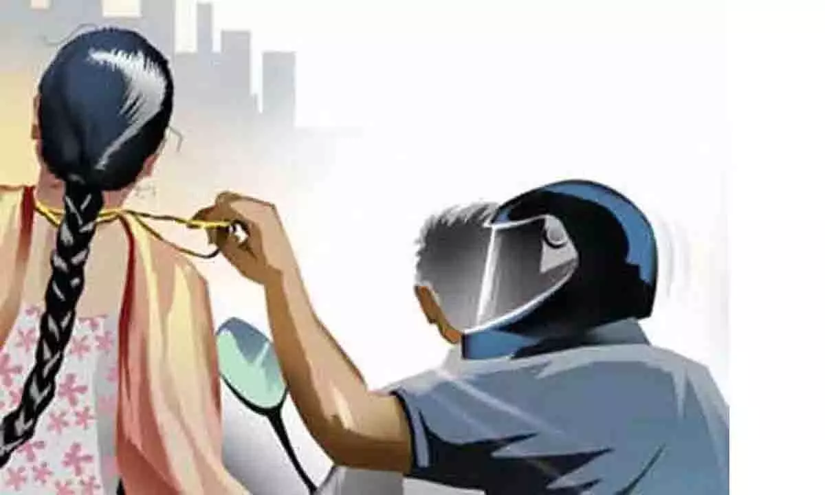 Hyderabad: उप्पल भगायत में चेन स्नैचिंग की घटना Hyderabad: उप्पल भगायत में चेन स्नैचिंग की घटना