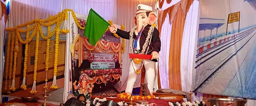 Kushtagi : स्टेशन मास्टर, किसान गणेश प्रतिमाएं ध्यान आकर्षित कर रही है Kushtagi : स्टेशन मास्टर, किसान गणेश प्रतिमाएं ध्यान आकर्षित कर रही है