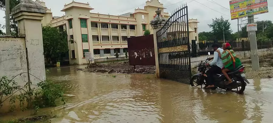 बारिश का कहर: घरों और खेतों में पानी घुसा बारिश का कहर: घरों और खेतों में पानी घुसा