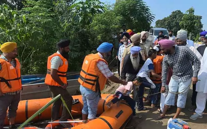 शाहकोट गांव में बाढ़ की तैयारी का अभ्यास किया गया, SDM ने उपायों की समीक्षा की शाहकोट गांव में बाढ़ की तैयारी का अभ्यास किया गया, SDM ने उपायों की समीक्षा की