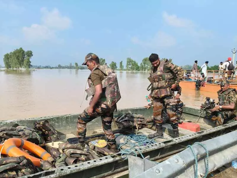 जलस्तर 2.30 लाख क्यूसेक तक बढ़ा, Peerwal में एक और दरार से बाढ़ की स्थिति गंभीर जलस्तर 2.30 लाख क्यूसेक तक बढ़ा, Peerwal में एक और दरार से बाढ़ की स्थिति गंभीर