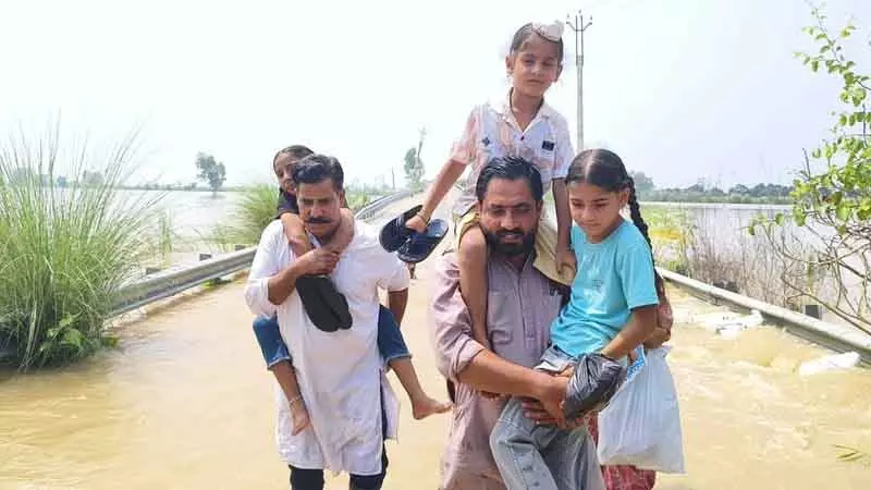 Beas river का जलस्तर 2.30 लाख क्यूसेक तक पहुंचने पर सेना हरकत में आई Beas river का जलस्तर 2.30 लाख क्यूसेक तक पहुंचने पर सेना हरकत में आई