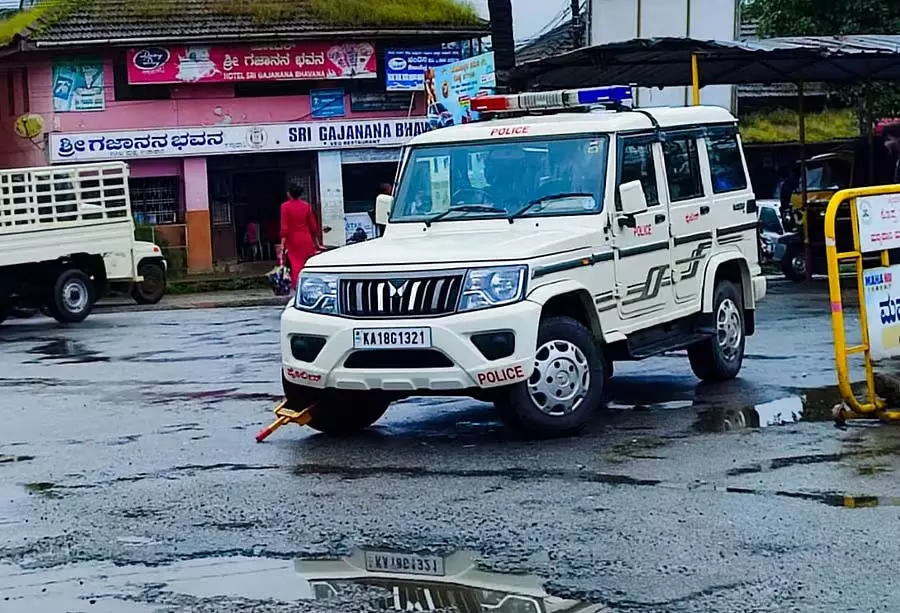 निषिद्ध क्षेत्र में खड़ी पुलिस गाड़ी: चालक पर जुर्माना निषिद्ध क्षेत्र में खड़ी पुलिस गाड़ी: चालक पर जुर्माना