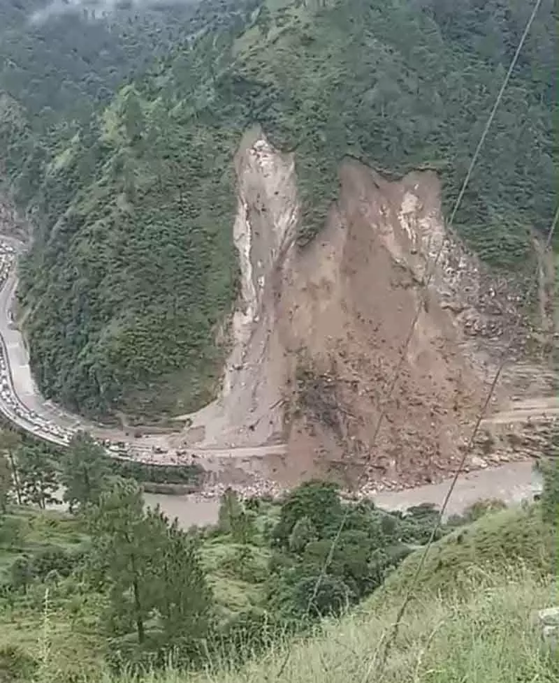 Mandi भूस्खलन, अधिकारियों ने हताहतों और क्षति की अफवाहों का खंडन किया Mandi भूस्खलन, अधिकारियों ने हताहतों और क्षति की अफवाहों का खंडन किया