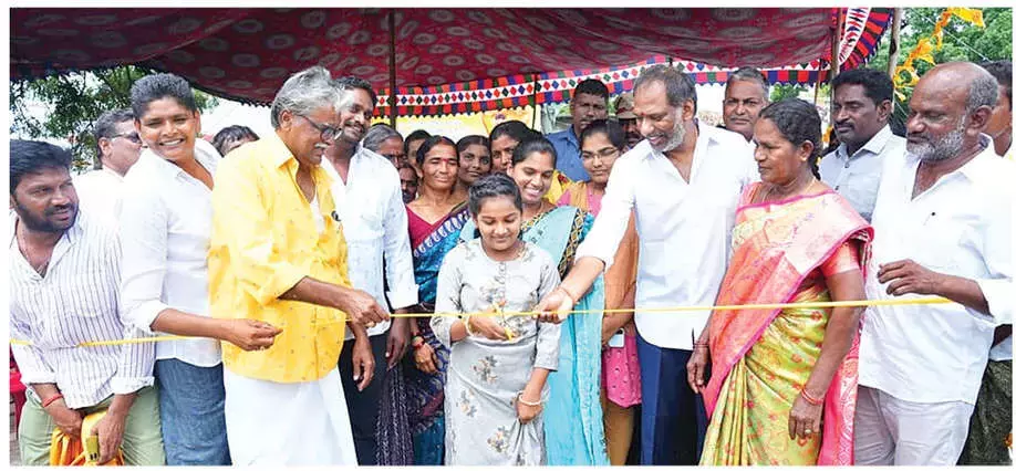 Andhra: मंत्री ने विकास परियोजनाओं का उद्घाटन किया Andhra: मंत्री ने विकास परियोजनाओं का उद्घाटन किया