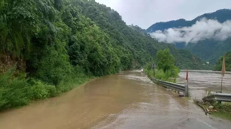 Uttarakhand: श्रीनगर और रुद्रप्रयाग के बीच बद्रीनाथ राजमार्ग डूब गया Uttarakhand: श्रीनगर और रुद्रप्रयाग के बीच बद्रीनाथ राजमार्ग डूब गया
