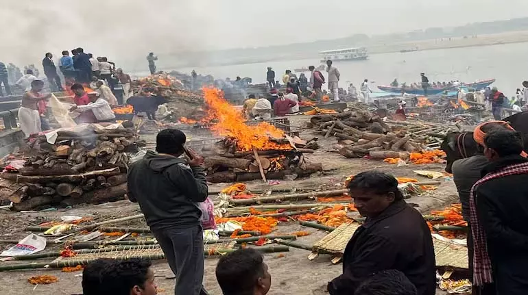 Varanasi के घाट जलमग्न; भीषण बाढ़ के बीच शवदाह छतों पर Varanasi के घाट जलमग्न; भीषण बाढ़ के बीच शवदाह छतों पर