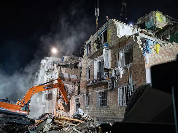 Kyiv में एक आवासीय इमारत पर रूसी हमले में चार बच्चों समेत 22 लोगों की मौत: यूक्रेनी राष्ट्रपति Kyiv में एक आवासीय इमारत पर रूसी हमले में चार बच्चों समेत 22 लोगों की मौत: यूक्रेनी राष्ट्रपति