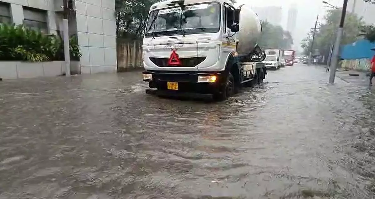 भारी बारिश के बाद सानपाड़ा अंडरपास और तुर्भे MIDC रोड पर पानी भर गया भारी बारिश के बाद सानपाड़ा अंडरपास और तुर्भे MIDC रोड पर पानी भर गया