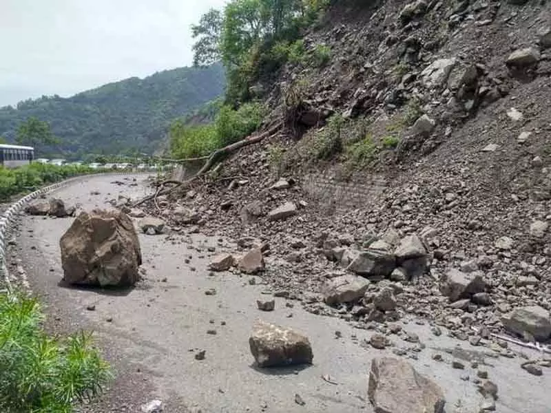 क्षतिग्रस्त राजमार्ग,Traffic Jam के कारण समय पर अस्पताल नहीं पहुंच पाने के कारण व्यक्ति ने खोई मां क्षतिग्रस्त राजमार्ग,Traffic Jam के कारण समय पर अस्पताल नहीं पहुंच पाने के कारण व्यक्ति ने खोई मां