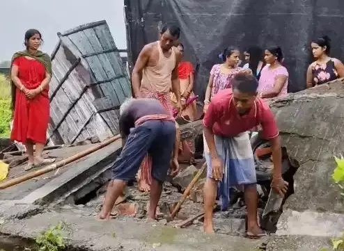 Jalpaiguri: बारिश के कारण निर्माण ध्वस्त, फैक्ट्री प्रभावित Jalpaiguri: बारिश के कारण निर्माण ध्वस्त, फैक्ट्री प्रभावित