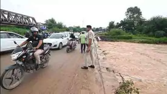 Ghaggar-Sukhna में जलस्तर बढ़ा, चंडीगढ़ ट्राइसिटी में हाई अलर्ट Ghaggar-Sukhna में जलस्तर बढ़ा, चंडीगढ़ ट्राइसिटी में हाई अलर्ट