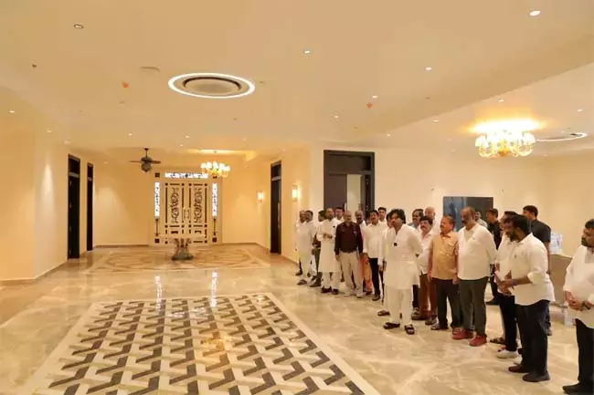Andhra : पवन कल्याण ने रुशिकोंडा इमारतों का निरीक्षण किया Andhra : पवन कल्याण ने रुशिकोंडा इमारतों का निरीक्षण किया