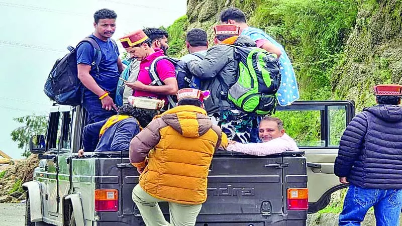 चंबा-जोत रोड़ से 200 लोग रेस्क्यू चंबा-जोत रोड़ से 200 लोग रेस्क्यू