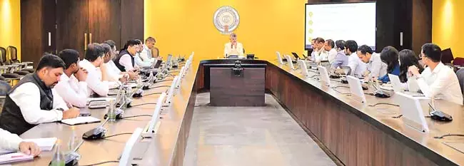 राज्य में सभी को आधार की तर्ज पर एक परिवार कार्ड जारी किया जाए : CM Naidu राज्य में सभी को आधार की तर्ज पर एक परिवार कार्ड जारी किया जाए : CM Naidu