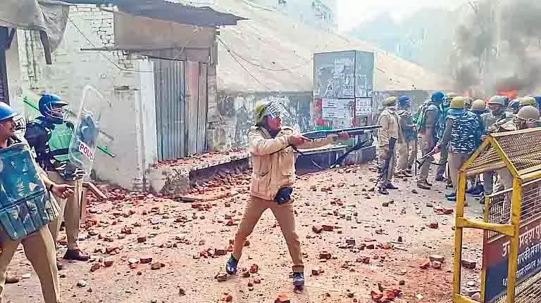 Sambhal: हिंसा पर रिपोर्ट ने तुष्टिकरण की राजनीति को किया उजागर Sambhal: हिंसा पर रिपोर्ट ने तुष्टिकरण की राजनीति को किया उजागर