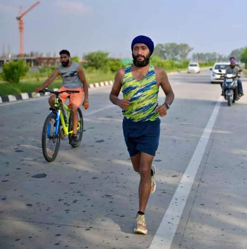 Ludhiana से अमृतसर तक बलजिंदर की 160 किलोमीटर की दौड़ मानवता का संदेश Ludhiana से अमृतसर तक बलजिंदर की 160 किलोमीटर की दौड़ मानवता का संदेश