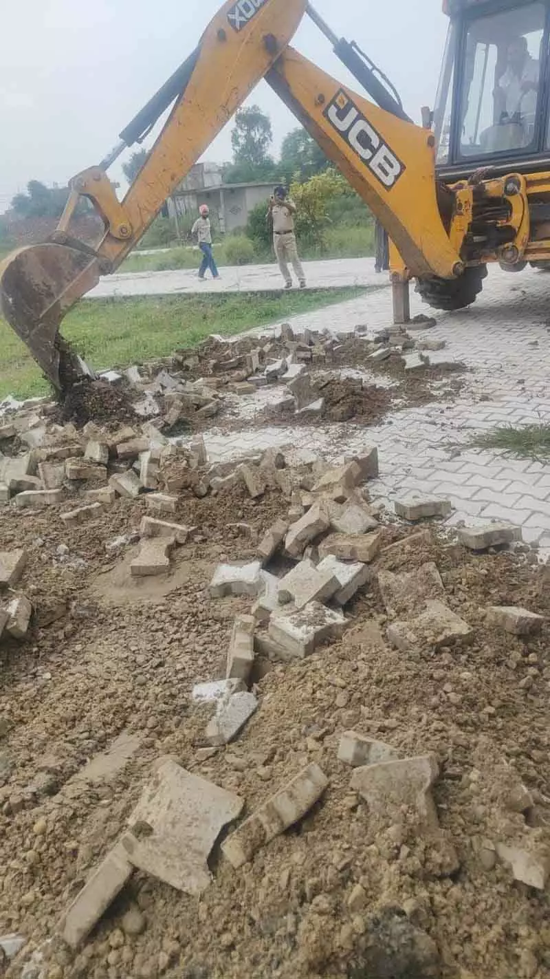 GLADA ने गांव में अवैध कॉलोनी को तोड़ा GLADA ने गांव में अवैध कॉलोनी को तोड़ा